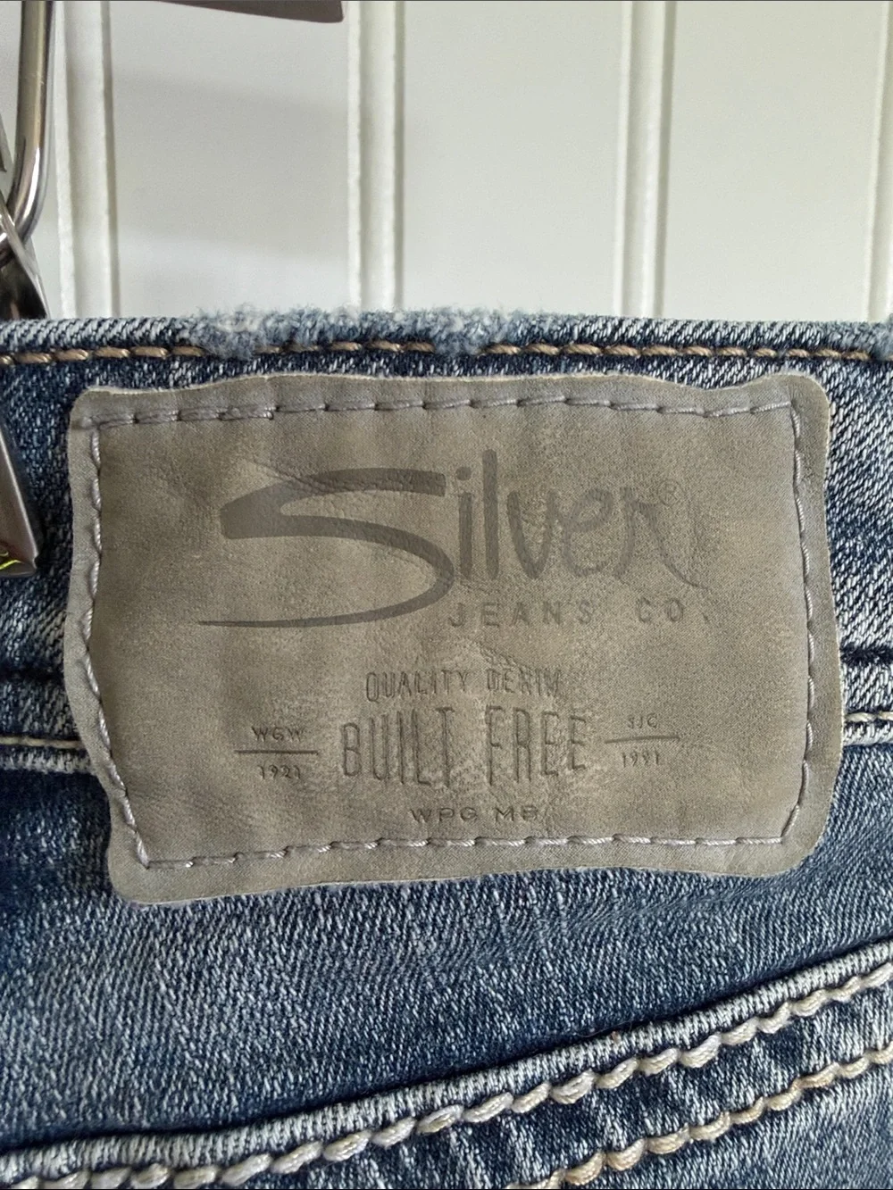 Silver Jeans Women’s Suki Size 24 Capri Jeans in Light Blue Wash